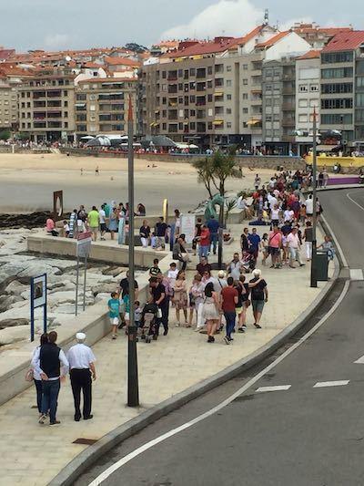 Asi de concorrida e a zona do paseo de Sanxenxo onde esta a exposicion da Costa da Morte