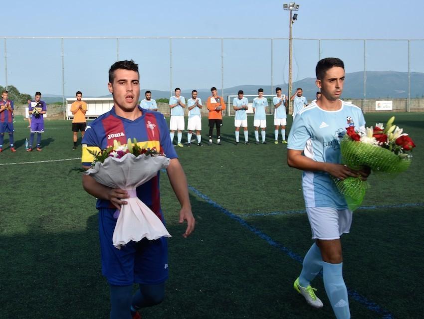 Capis de Esteirana e Muros entregando unha ofrenda as familias de Jano e Naso-Foto-Xose Sendon