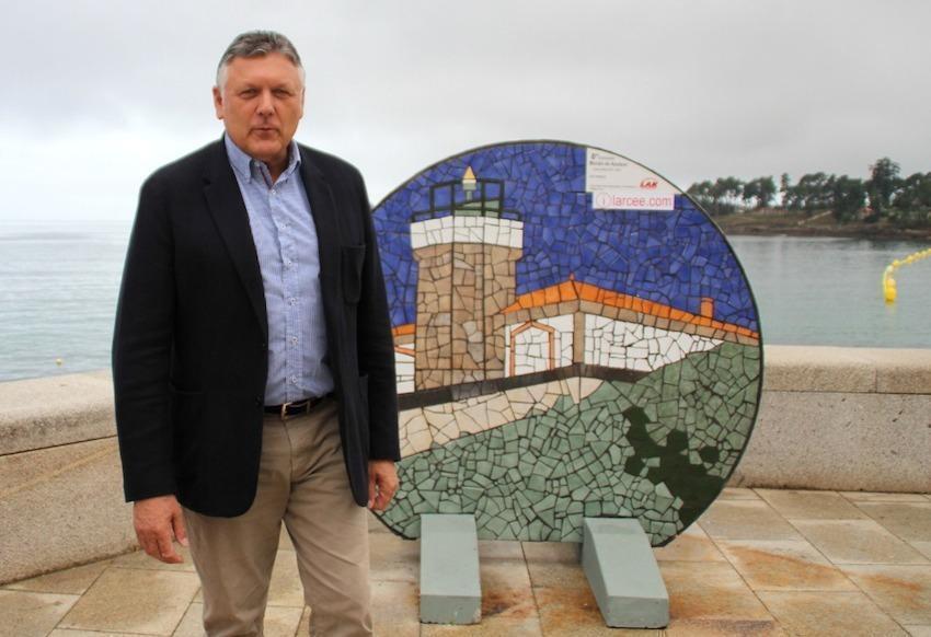 O alcalde de Sanxenxo Telmo Martin cos murais de Lar