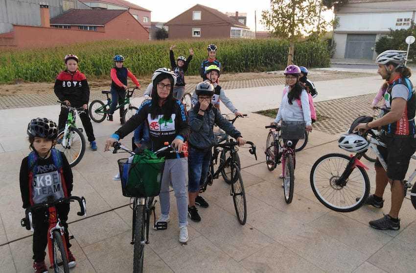 Peques do Xosé Luís Romero de Carballo foron ao cole na pioneira iniciativa Bicibús