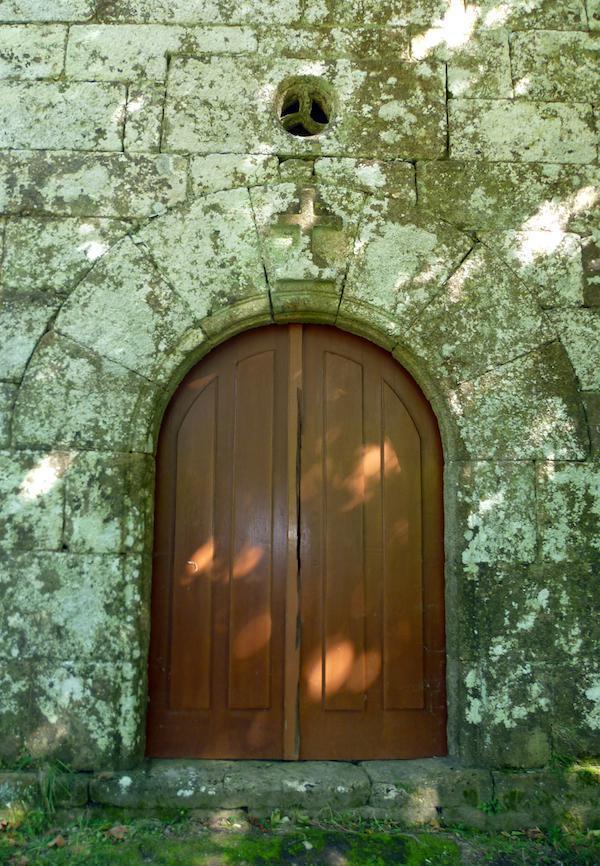 Puerta principal de entrada da Ermida das Neves-Buxantes-Dumbria