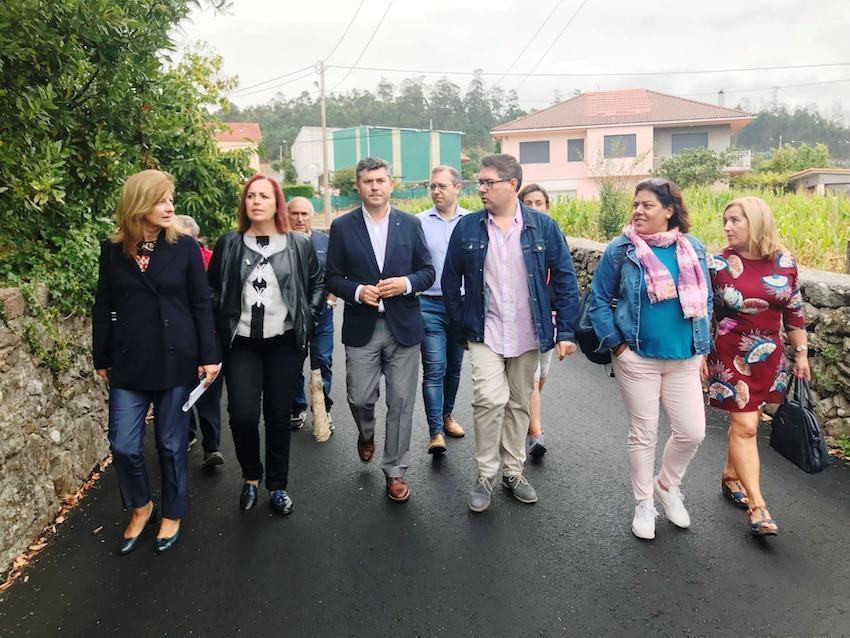 Visita do delegado provincial da Xunta as obras de aglomerado dunha rua en Paxarina-Camarinas