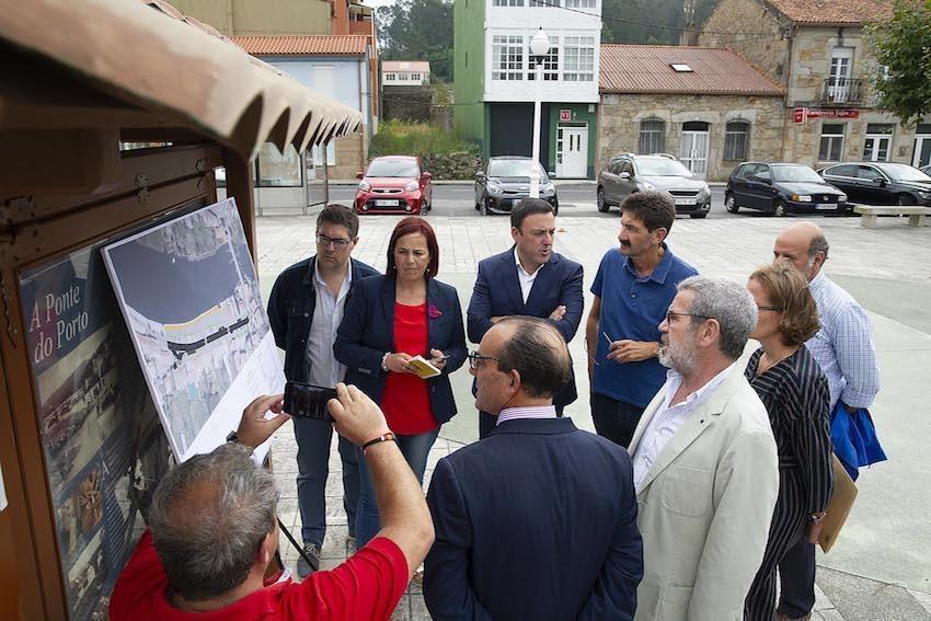 A comitiva da Deputación na súa visita á Ponte do Porto-Foto: Moncho Fuentes