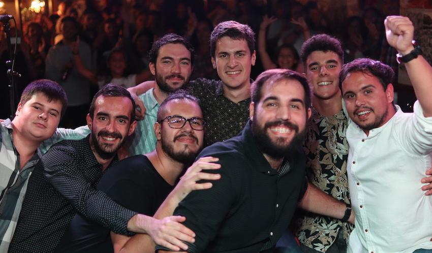Maestro celebrando o titulo da Batalla de Bandas