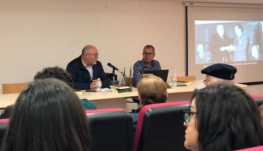 Manuel Antelo acompanando a Chema Rei na presentacion do libro de Perfecto Lopez