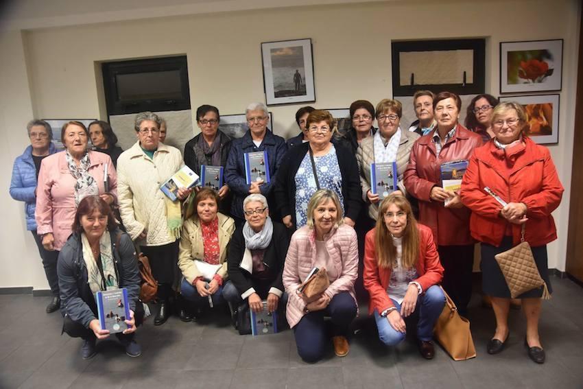 Mariscadoras da ria de Muros e Noia na presentacion do libro de Concepcion Sande-Foto-Xose Sendon