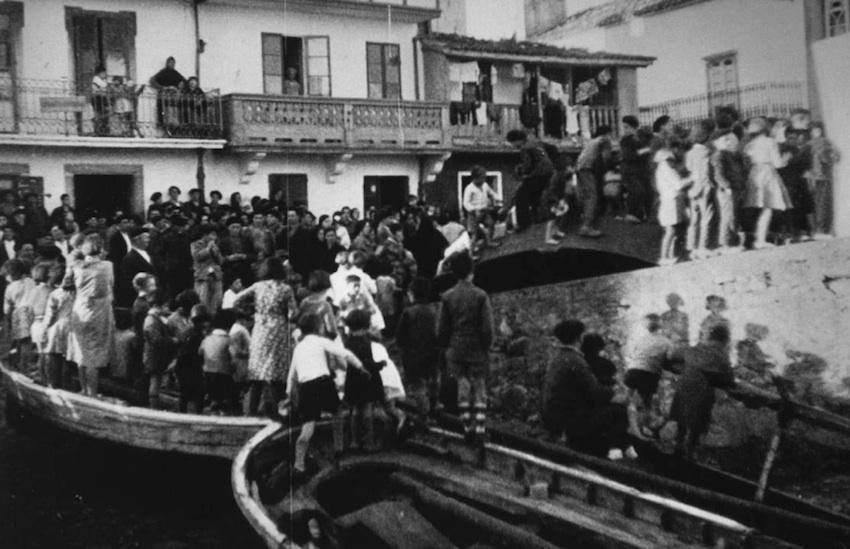 Mariñeros, mulleres e nenos esperando aos misioneiros para ver o Teatro de Fantoches en Malpica (A Coruña), outubro de 1933. Fotografía de José Val del Omar. Arquivo María José Val del Omar e Gonzalo Sáenz de Buruaga, Madrid.
