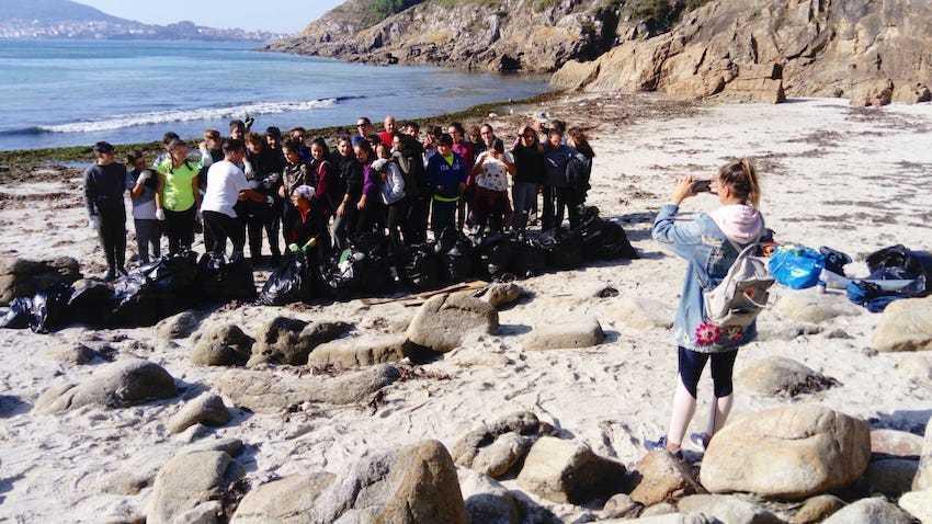Alumnxs de Fisterra na praia de Talon