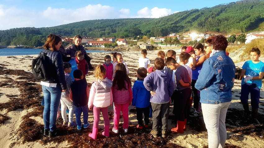 Alumnxs do Areouta limpando a praia de Sardineiro 2