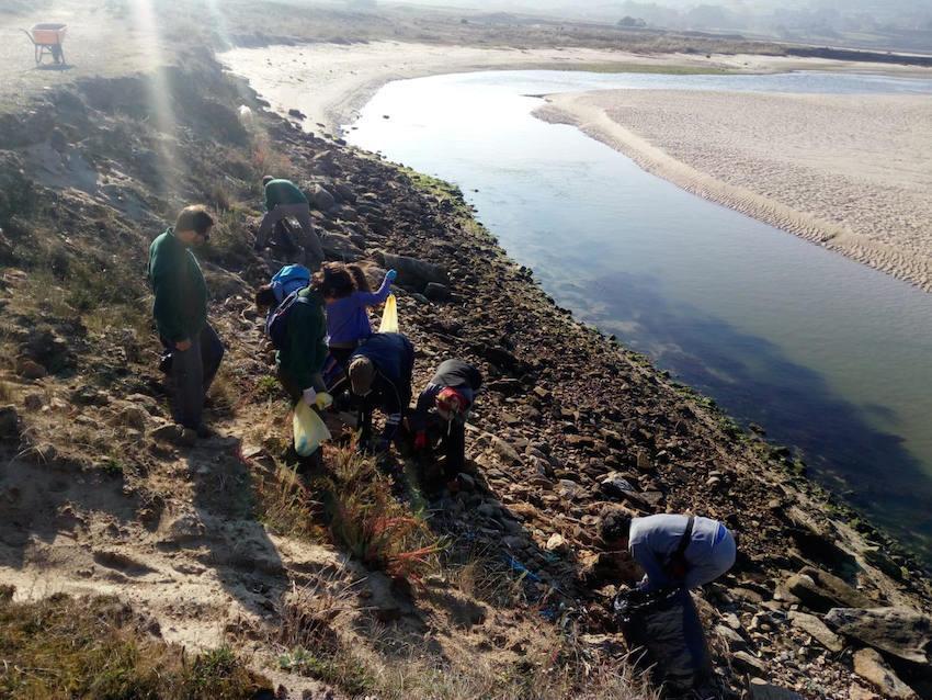 Senda Nova limpando a lagoa de Baldaio