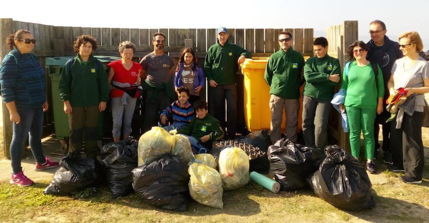 Voluntarios de Senda Nova na Limpeza de Praias