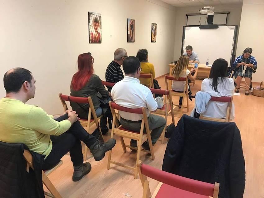 Lucas Blanco presentando a exposicion Obxectivo Elas na Biblioteca de Ponteceso