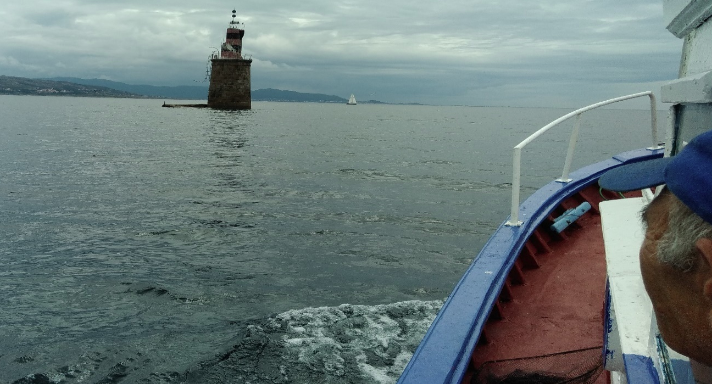 Pepe do Raio observa o Carrumeiro mentres navega a rumbo,co seu barco Miss. Fotografía: Vicente J. Bernal Tortosa
