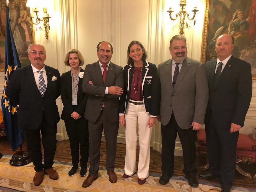 Jesus Picallo a esquerda na Embaixada de Londres