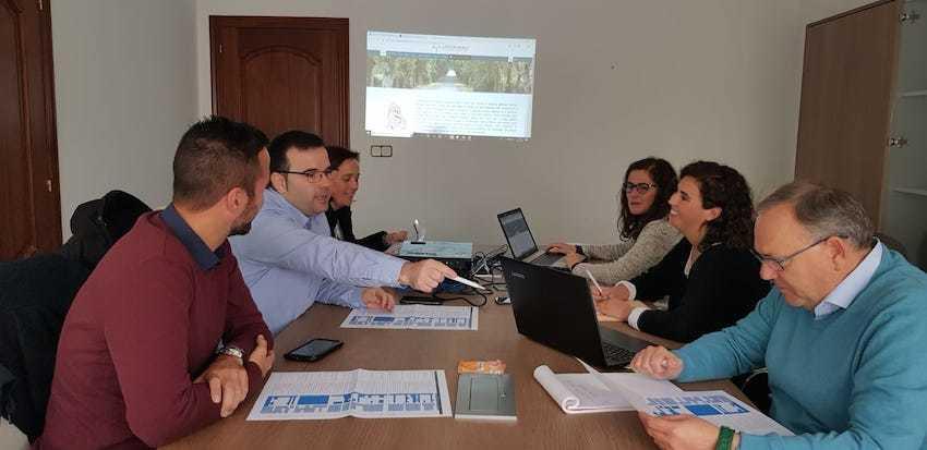 Á reunion de A Laracha asistiron o presidente da CMAT, Juan José Blanco, o alcalde de A Laracha José Manuel Varela, Pablo Canosa, secretario de CMAT e Sandra Rial, alcaldesa de Camariñas