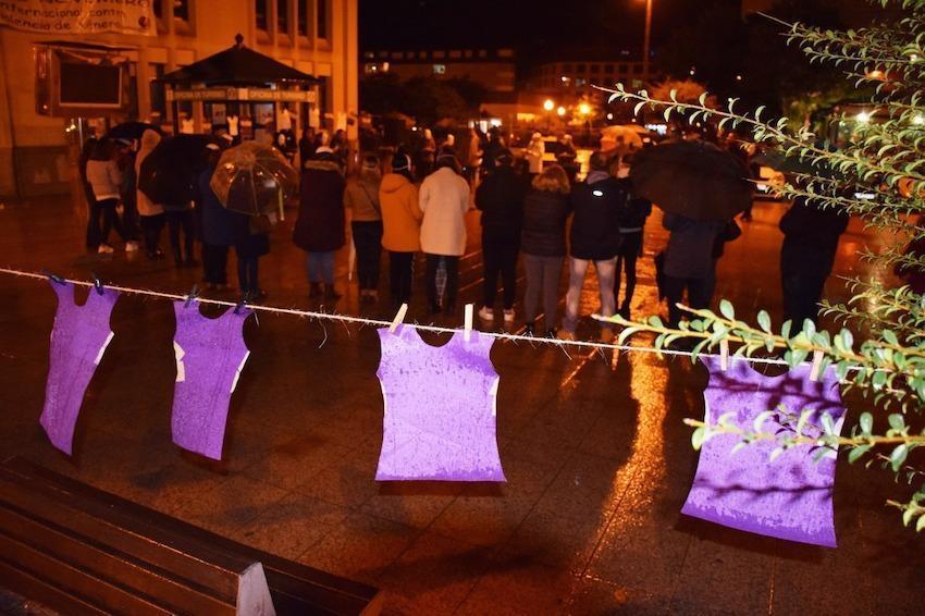 60 camisas lilas na praza 8 de marzo polas 60 asasinadas por violencia de xenero no que vai de 2018
