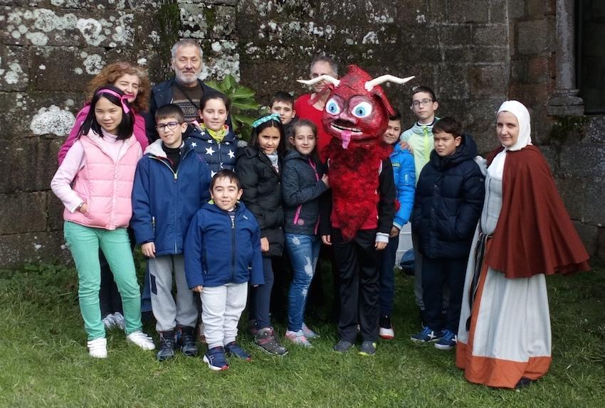 Alumnado dos Muíños en Moraime cos Quinquilláns