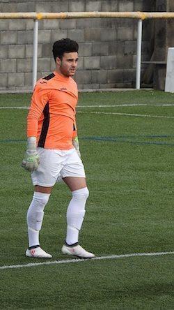 O porteiro cormelan Lucas marcou dende o seu campo-Foto-Fin Lema