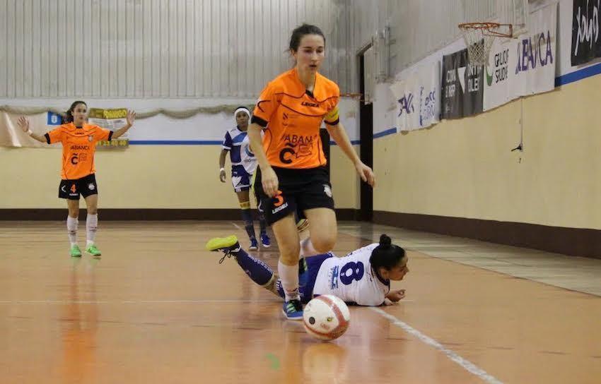 A muxia Patri Romani co Viaxes Amarelle ante o Zaragoza