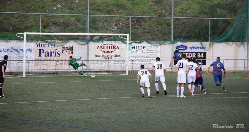Rober Pladur marca de penalti no derbi entre Esteirana e Soneira-Foto-Ricardo