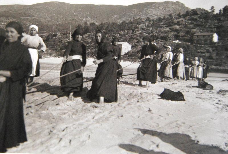 Mulleres turrando dunha rede na praia do Ézaro-Ruth Matilda Anderson