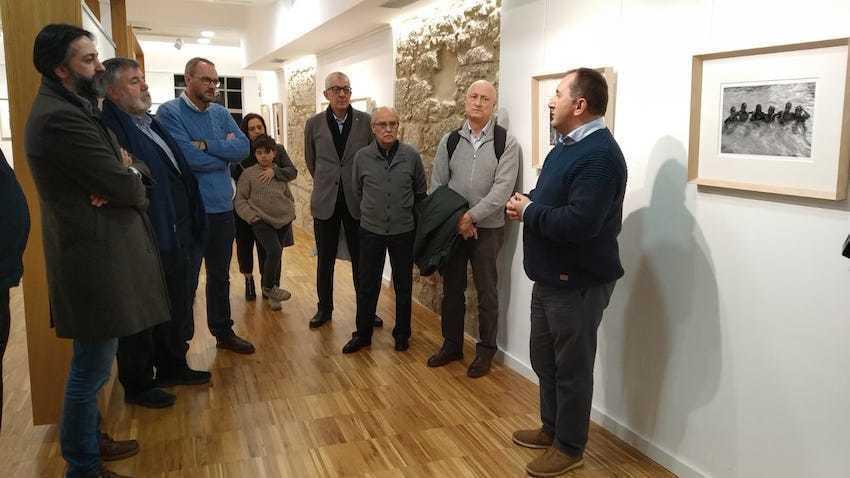 O cura de Mazaricos Xosé Manuel Pensado presentando a exposicion de Marcos Rodriguez no Colexio de Médicos da Coruña