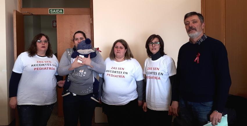 Coordinadora Zas sen recortes en Pediatria no Parlamento Galego co alcalde Lolo Muino