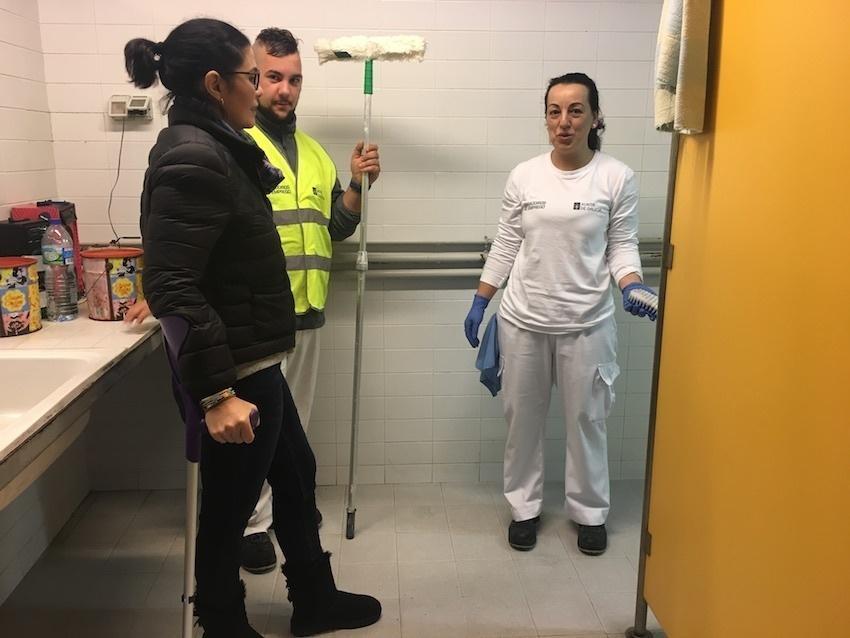 Maria Agulleiro visitanto aos alumnos-traballadores do Obradoiro de Emprego
