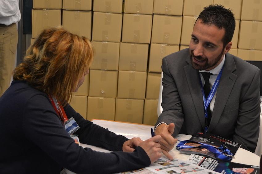 O alcalde de Mazaricos facendo contactos con touroperadores na Fitur