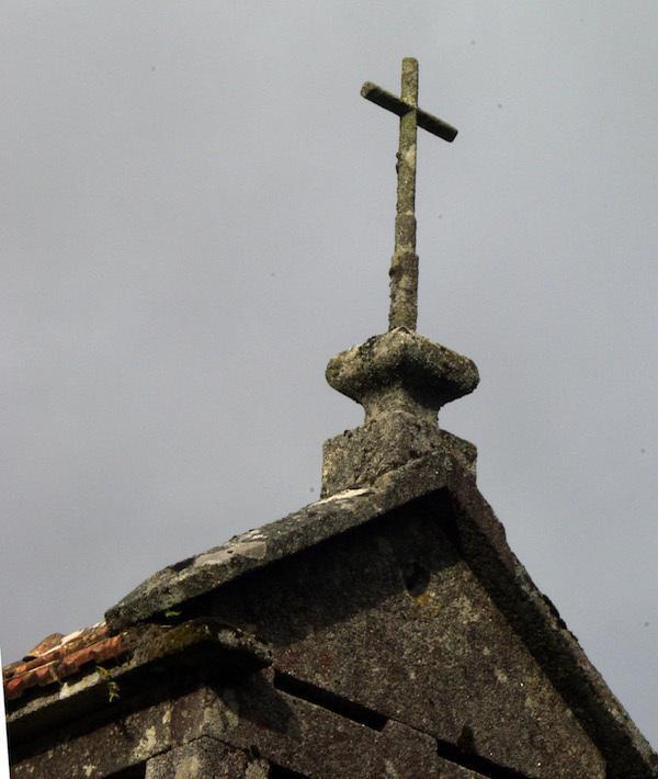Cruz no horreo na Ansean-Fisterra