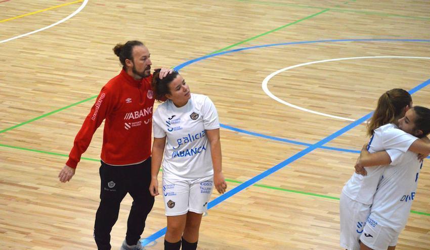 Fran Toba celebra coas rapazas a vitoria do Fisober