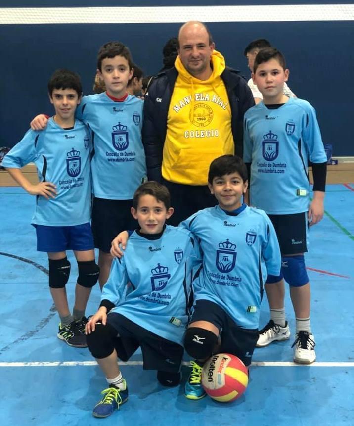 Os Alevíns do Volei Dumbría co míster Gurutz Larrañaga
