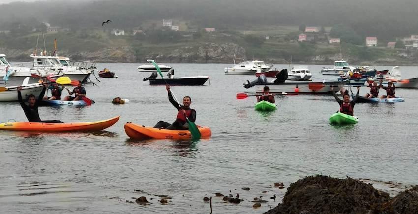 Turistas facendo actividades nauticas en laxe