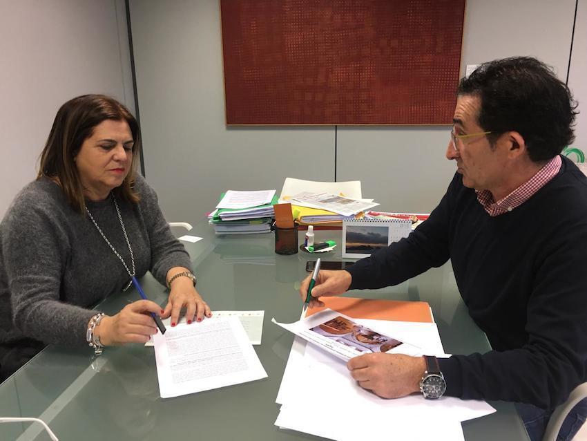 Caridad Gonzalez do PSOE de Muros co Deputado Antonio Leira