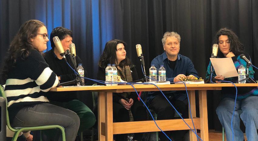 Xurxo Souto Natalia lema e Manolo Rivas escoltados por almnas do IES de Baio no proxecto Aosondorural