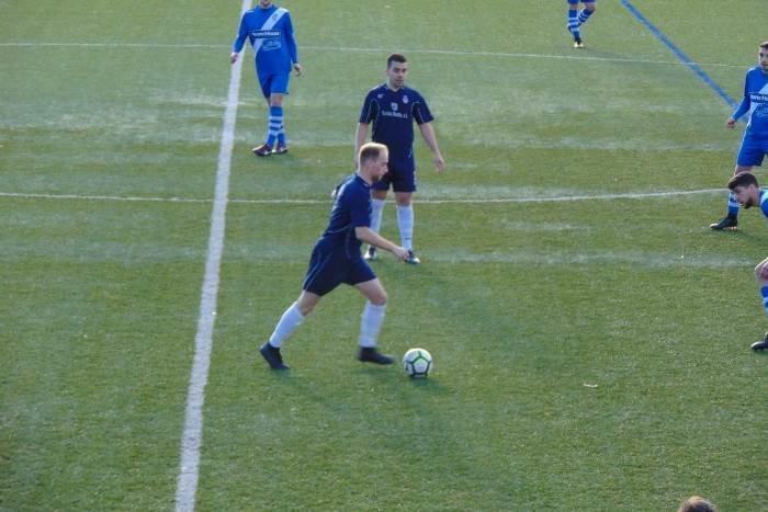 Alberto Recarey conduce o balón durante o UC Cee-Ponteceso SD