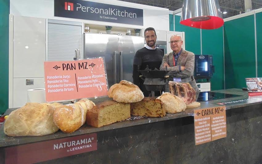 O alcalde de Mazaricos Juan Blanco e Xose Regueira no Xantar