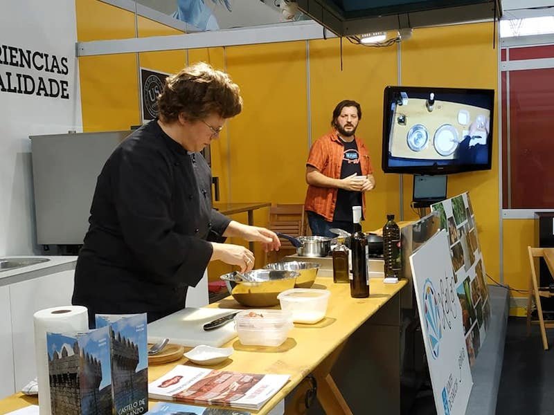 Anna Mayer e Jorge Guitian no showcooking dos Pinchos Irmandinos de Vimianzo en Xantar