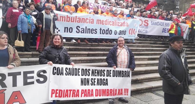 Familias de Dumbria na mabnifestacionde Santiago der SOS Sanidade Publca