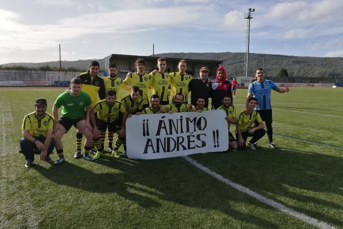O Ameixenda coa pancarta de apoio a Andrés ante o San Lorenzo