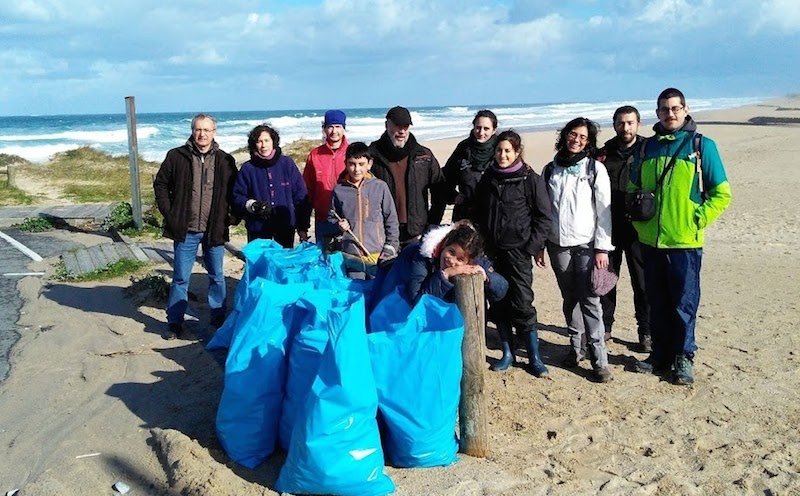 Sesion de eliminacion de invasoras en Razo-Baldaio con Adega