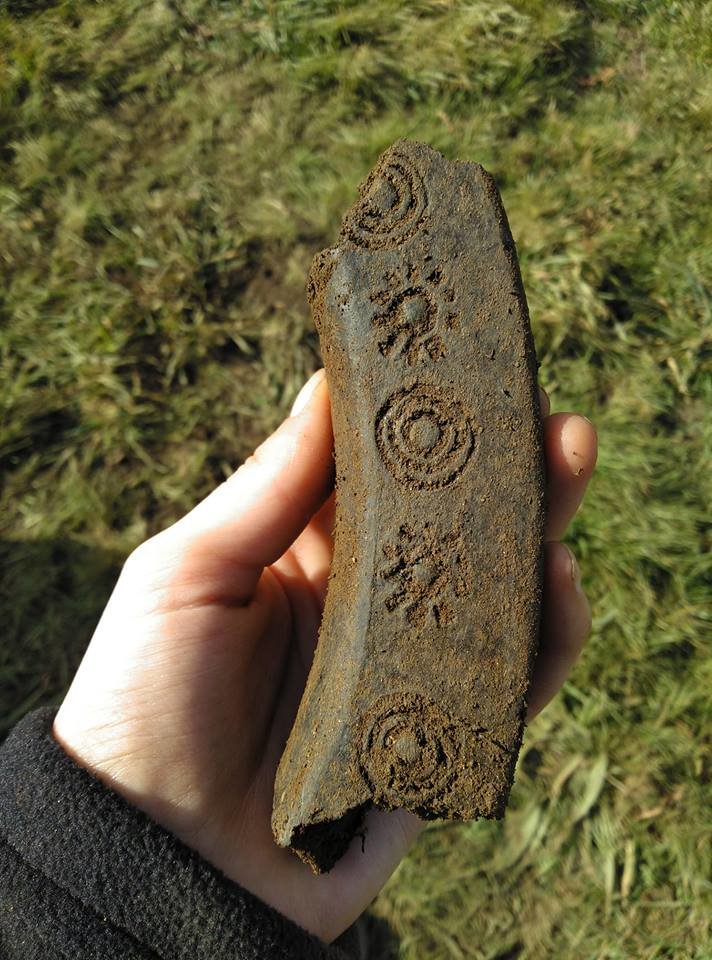 Parte do borde dun recipiente ceramico atopado no Castro das barreiras