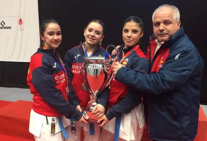 Enma Nunez a esqueda co equipo campion de europa de Kata