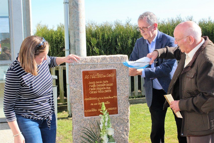 Placa da Oleira Carme Buno naHomenaxe aos Martires de Sofan
