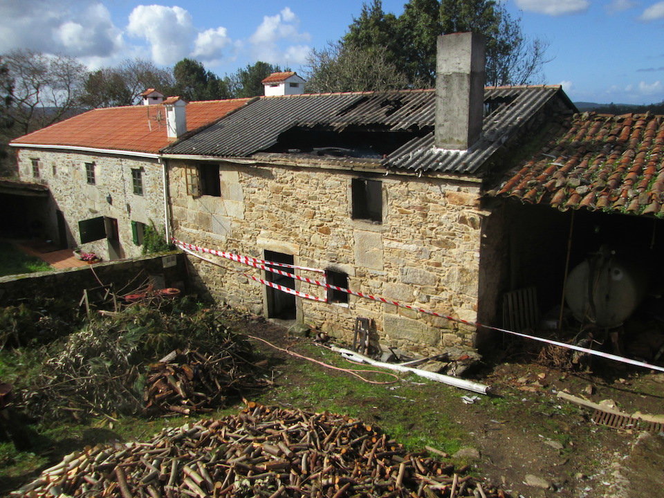 Casa incendiada en Froxan-Ponteceso