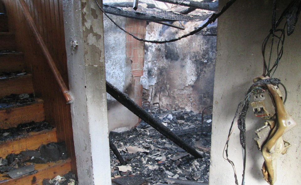 Incendio dunha casa en Froxan-Ponteceso 2