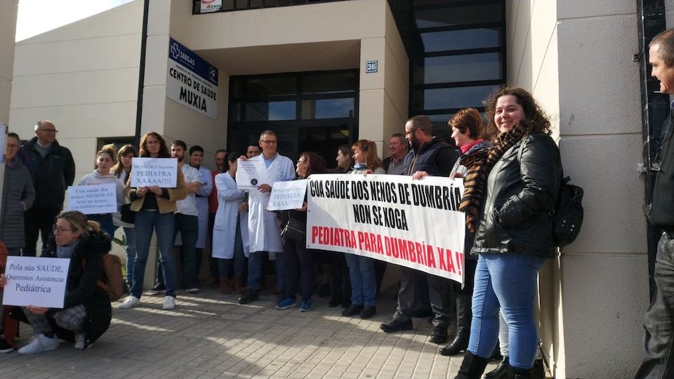 Concentracion as portas do Centro de SAUDE DE MUXIA