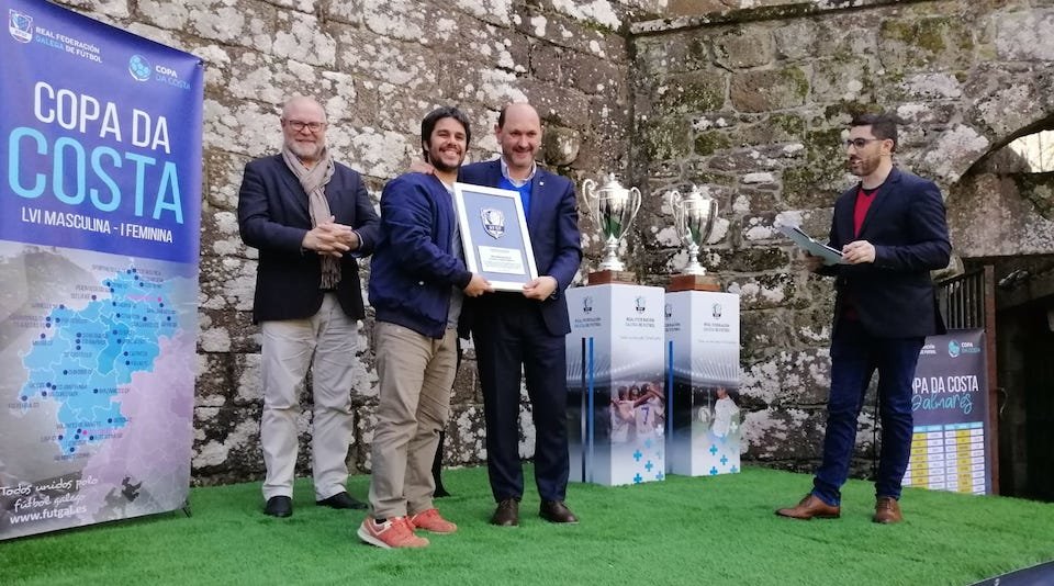 Ubaldo Cerqueiro recollendo o reconecemento as mans de rafael Louzan