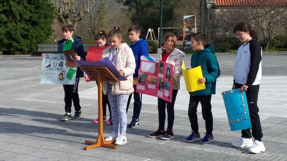 Lectura polo dia de Rosalia en Carnota