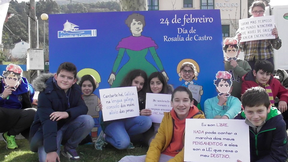 Alumnado de Carnota celebrando o Día de Rosalía Alumnado de Carnota celebrando o Día de Rosalía